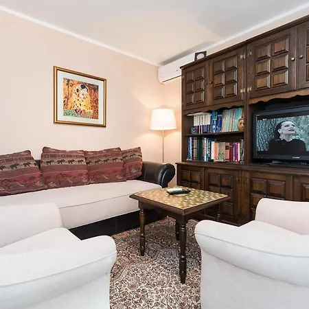 Tara Apartman *