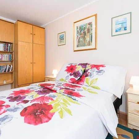 Tara Apartman *
